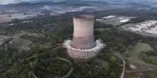 Tennessee, torre nucleare viene fatta implodere: la struttura alta 160 metri crolla in pochi secondi
