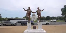 Trump e Epstein mano nella mano: a Washington la statua che sfida il presidente Usa