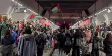 Torino, corteo pro Palestina blocca i binari di Porta Susa