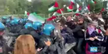 Torino, carica della polizia contro pro Pal: lacrimogeni, idranti. Un manifestante viene trascinato