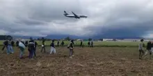 I manifestanti ProPal raggiungono l'aeroporto di Caselle passando dai campi