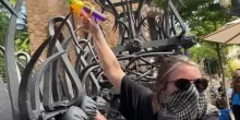 Barcellona, pistole ad acqua contro i visitatori di Parc Güell: "Basta turismo di massa"