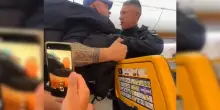 Caos sul volo Ryanair: la polizia fa scendere i partecipanti molesti di un addio al celibato