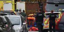 Manchester, 4 persone accoltellate fuori da una sinagoga. Gli agenti hanno sparato all’aggressore