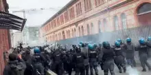 Scontri tra polizia e manifestanti alle OGR di Torino