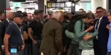 Roma, baci e abbracci all'arrivo dei parlamentari della Global Sumud Flotilla a Fiumicino