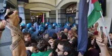 Sciopero, manifestanti cercano di forzare il blocco della polizia alla stazione di Catania