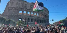 Roma, il corteo pro Pal sfila davanti al Colosseo: migliaia di manifestanti cantano "Bella Ciao"
