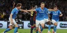 Il Napoli rimonta il Genoa e resta in testa alla classifica con la Roma