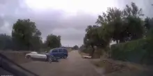 Supercar da mezzo milione si scontra con un furgone a Monopoli: testacoda e schianto, le immagini