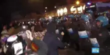 Bologna, scontri al corteo pro Pal non autorizzato: idrante e manganellate sui manifestanti