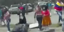 Ecuador, pietre e spari contro l’auto del presidente Noboa: il video dell'assalto