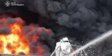 Raid russo in Ucraina, fiamme altissime su un deposito di carburante a Chernihiv