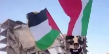 Gaza, due ragazzi sventolano la bandiera italiana e quella palestinese tra le macerie