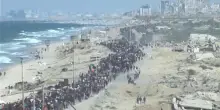 Gaza, palestinesi in cammino verso il Nord della Striscia: migliaia in marcia per tornare a casa