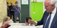 Regionali Toscana, il governatore Giani vota a Sesto Fiorentino e stringe la mano a tutti
