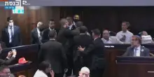 Proteste e urla alla Knesset mentre parla Trump: "Genocidio". Due deputati espulsi dall'aula