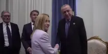 Erdogan scherza con Meloni: "Stai bene, ma dovresti smettere di fumare"