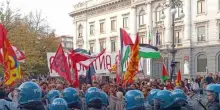 Milano, tafferugli davanti a Palazzo Marino dopo il voto che conferma il gemellaggio con Tel Aviv