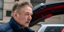 Paura per Alec Baldwin, la sua auto si schianta contro un albero negli Hamptons: era con il fratello