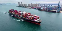 Dazi portuali tra Cina e Usa: scatta la battaglia sui mari, borse in calo