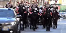 Papa Leone al Quirinale: i corazzieri a cavallo scortano l'auto del pontefice