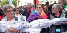 Calcio, in corteo contro Italia-Israele c'è un sudario di 25 metri con i nomi dei bimbi morti a Gaza