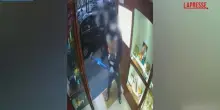 Torino, rapinavano gioiellerie e supermercati con coltelli e martelli: i video dei ladri in azione