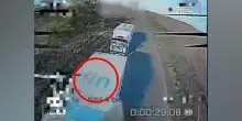 Kherson, il drone russo colpisce il convoglio umanitario: la scritta Onu è ben visibile