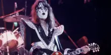È morto a 74 anni il chitarrista Ace Frehley, fondatore dei Kiss