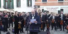 Protesta in campo Venezia: la Fenice suona il Va’ Pensiero contro la nomina di Venezi