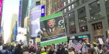 Usa, proteste contro Trump a New York: Times Square invasa da migliaia di manifestanti