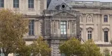 Rapina al Louvre, rubati i gioielli di Napoleone: ecco il montacarichi usato per entrare nel museo
