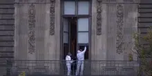 Furto al Louvre, polizia al lavoro dopo la rapina: rilievi nell’area dei gioielli rubati