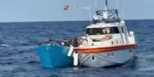 Lampedusa, le operazioni di salvataggio della Guardia Costiera: 91 migranti tratti in salvo