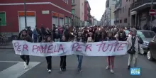 Femminicidio Pamela Genini, il quartiere Gorla in silenzio con le fiaccole: "Denunciate"