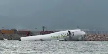 Hong Kong: cargo esce di pista e finisce in mare
