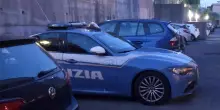 Botte e minacce di morte, la fidanzata lo chiude fuori di casa e chiede aiuto: arrestato
