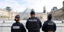 Furto al Louvre, in una Francia traumatizzata continua la caccia ai rapinatori e alla refurtiva
