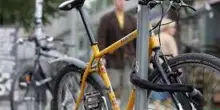 Bici legate a pali e lampioni? Il Consiglio di Stato dà ragione ai Comuni che vorrebbero multarle