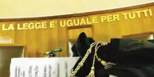 Macerata, assolto dalle accuse di violenza sessuale su una 17enne perché “aveva già avuto rapporti”