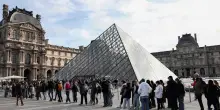 Il Louvre ha riaperto stamattina, tre giorni dopo il clamoroso furto di gioielli