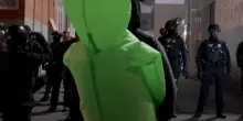 Portland, proteste anti-ICE vestiti da alieni. I manifestanti: "Noi siamo pacifici, ma i soldati?