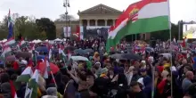Budapest, manifestazione contro Orbán: decine di migliaia di persone in piazza con l'opposizione