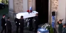 Pamela Genini, i funerali a Strozza: l'arrivo in chiesa della bara bianca