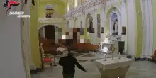 Parroco accoltellato in sacrestia: l'aggressione ripresa dalle telecamere di sorveglianza