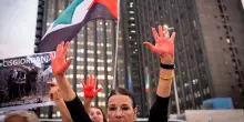 Tensioni al presidio Pro Pal a Roma, idranti in azione