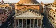 Cade dal muro del Pantheon, muore un turista giapponese a Roma