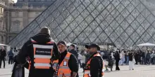 Parigi, furto al Louvre: arrestati due sospetti. Sarebbero ladri esperti di colpi su commissione