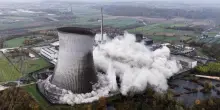 Germania, la spettacolare demolizione delle torri di raffreddamento di una centrale nucleare